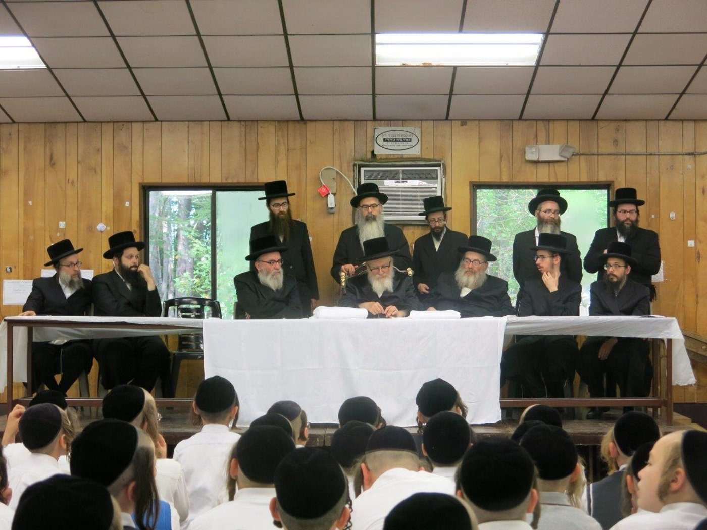 הרבי מסקווירא ביקר את ילדי החיידר באמצע החופש • גלריה