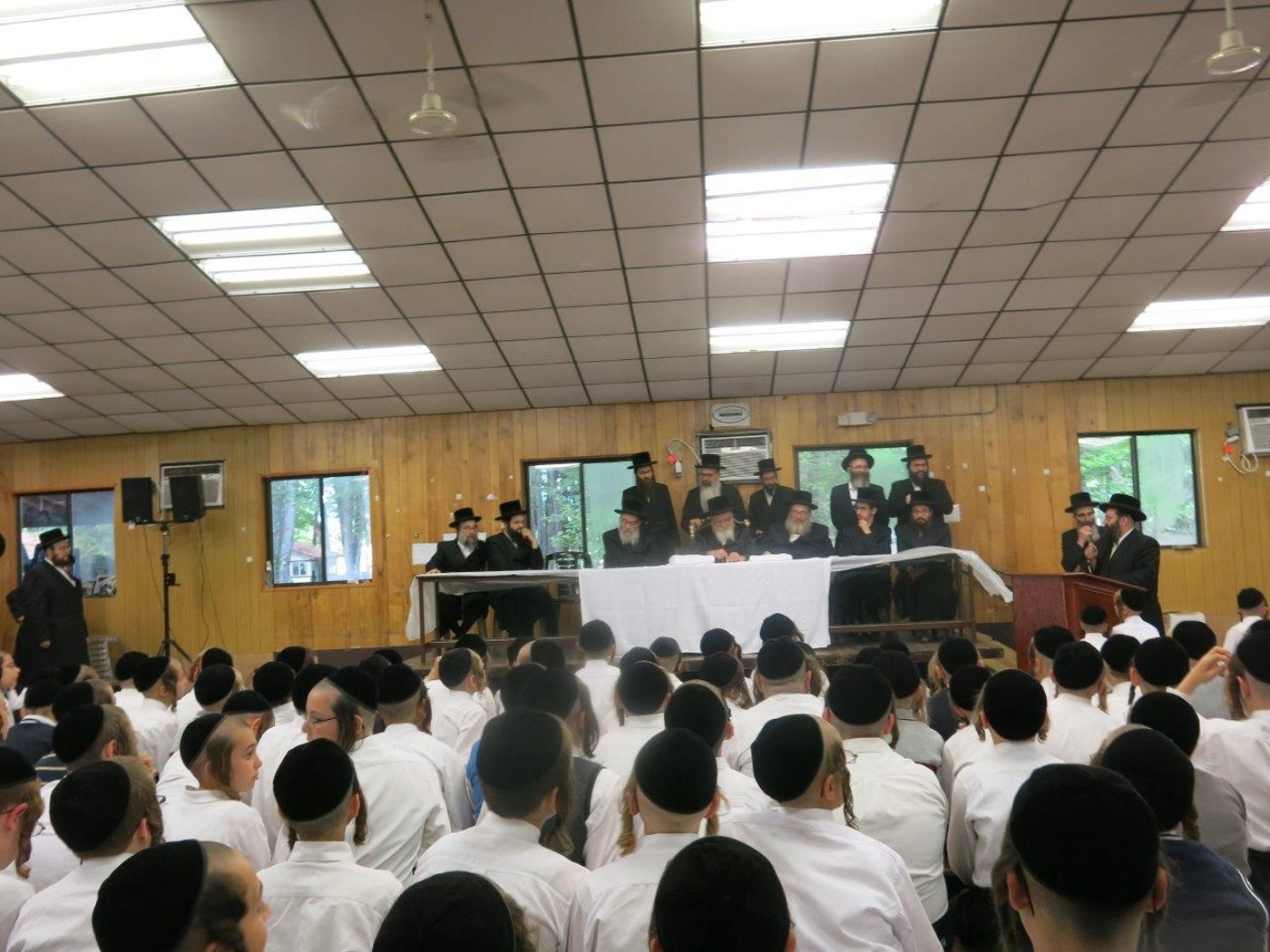 הרבי מסקווירא ביקר את ילדי החיידר באמצע החופש • גלריה