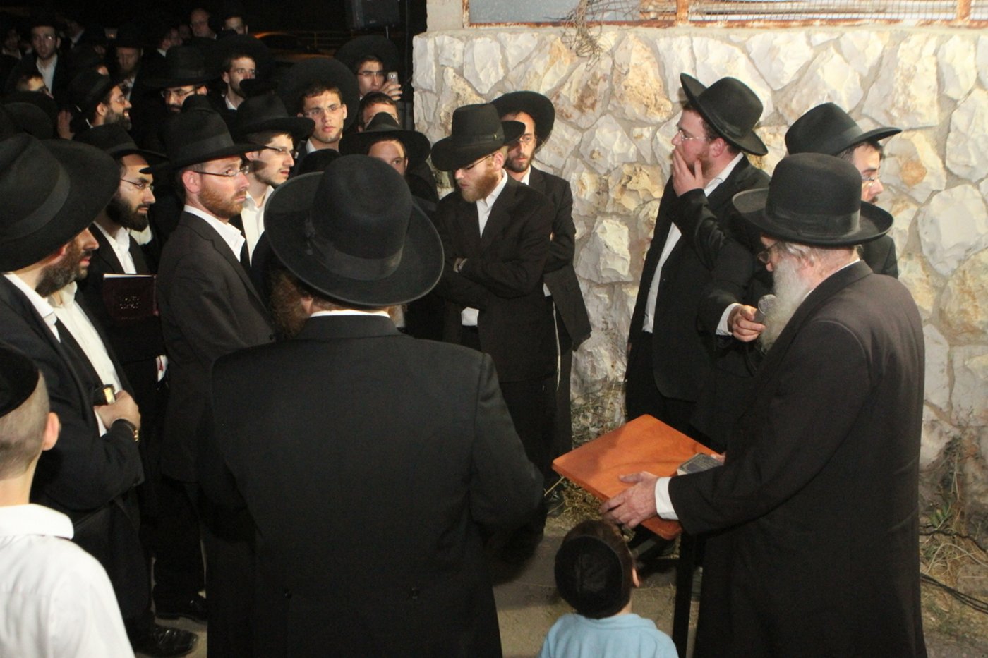 נווה יעקב: מאות בעצרת מחאה נגד הריסת בית כנסת