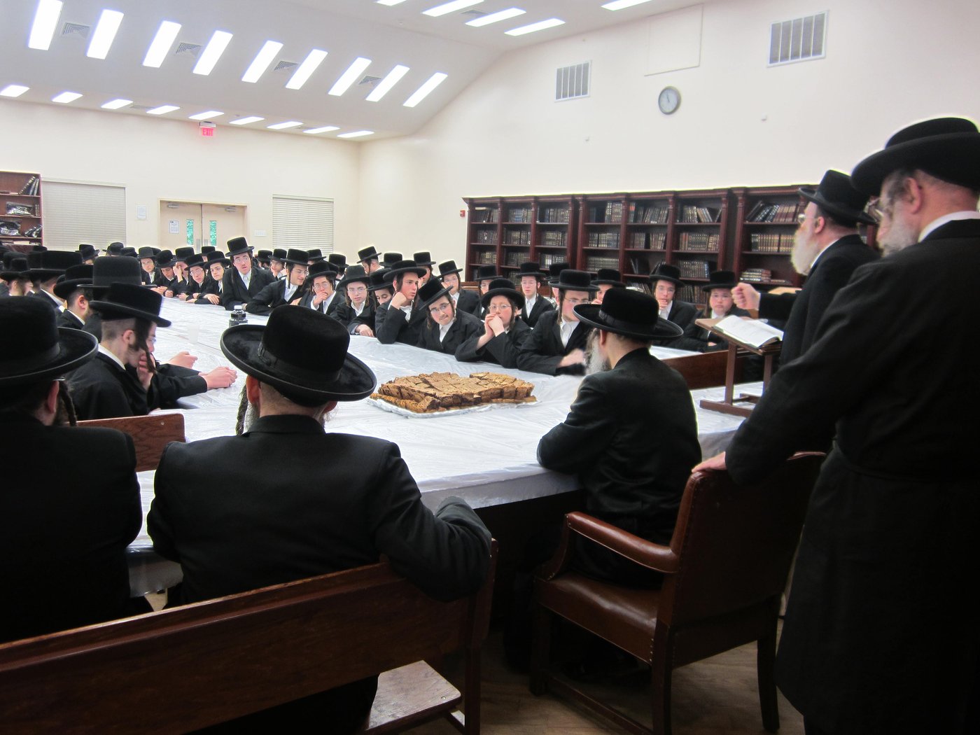 תיעוד: האדמו"ר מפאפא ביקר במחנה הנופש