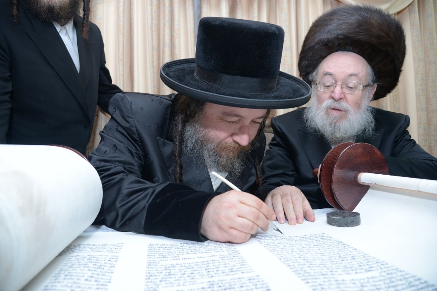 גלריה: הכנסת ספר תורה לביהמ"ד צאנז בבני ברק