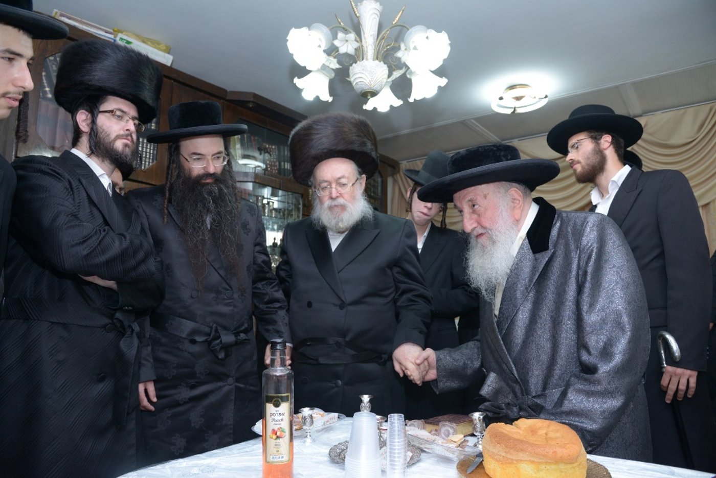 גלריה: הכנסת ספר תורה לביהמ"ד צאנז בבני ברק