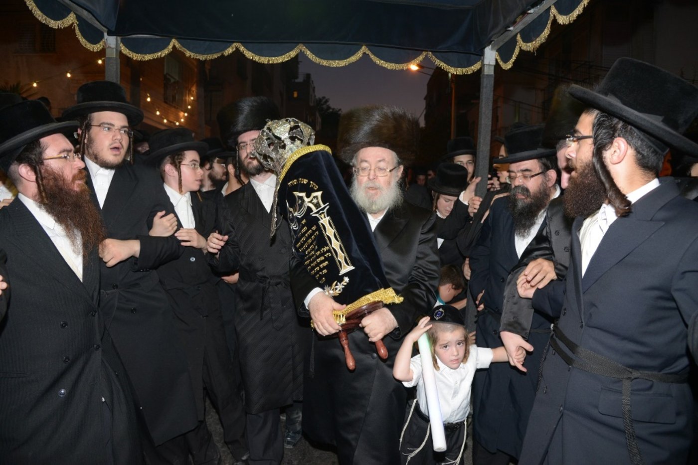 גלריה: הכנסת ספר תורה לביהמ"ד צאנז בבני ברק