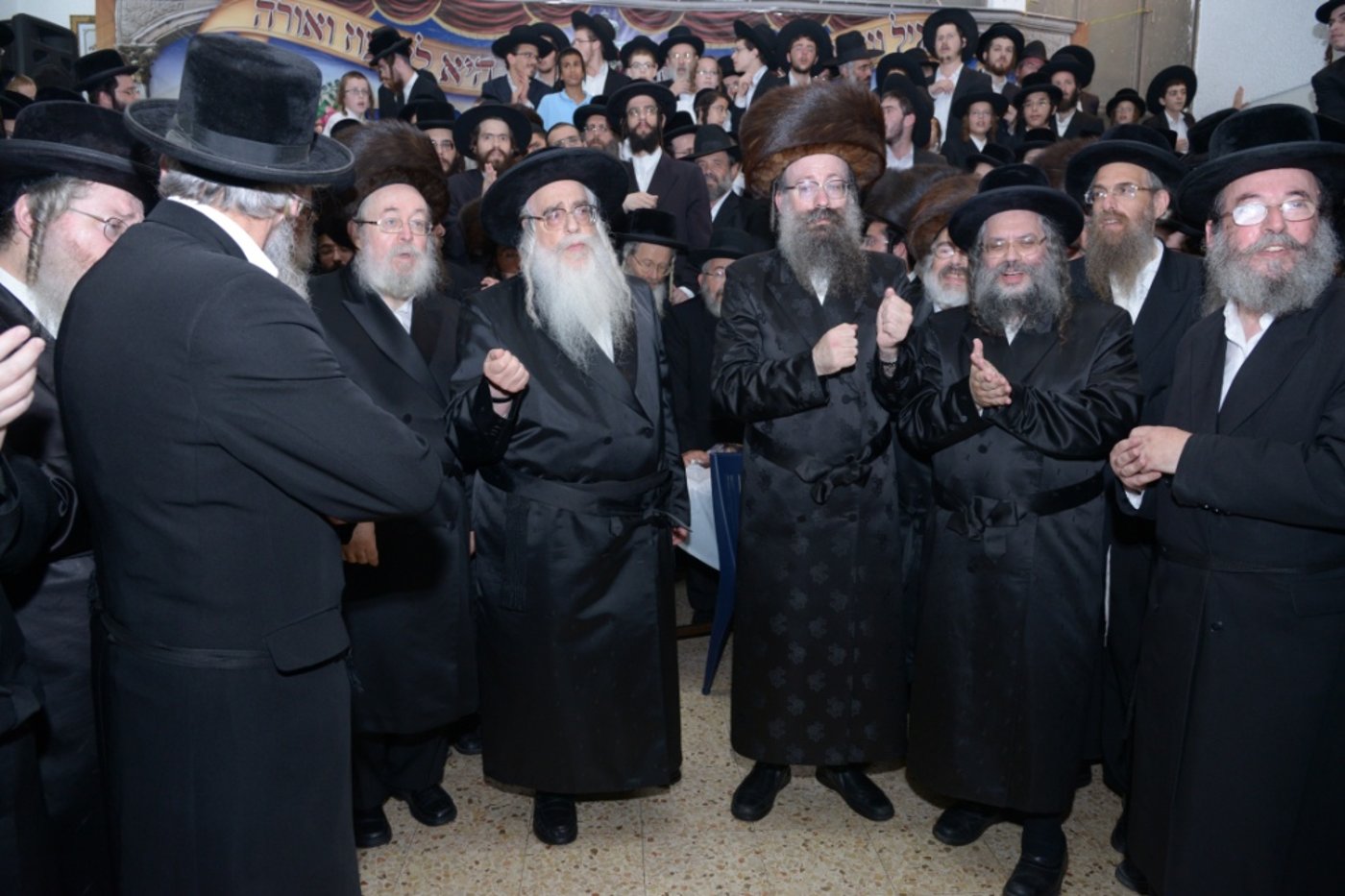 גלריה: הכנסת ספר תורה לביהמ"ד צאנז בבני ברק