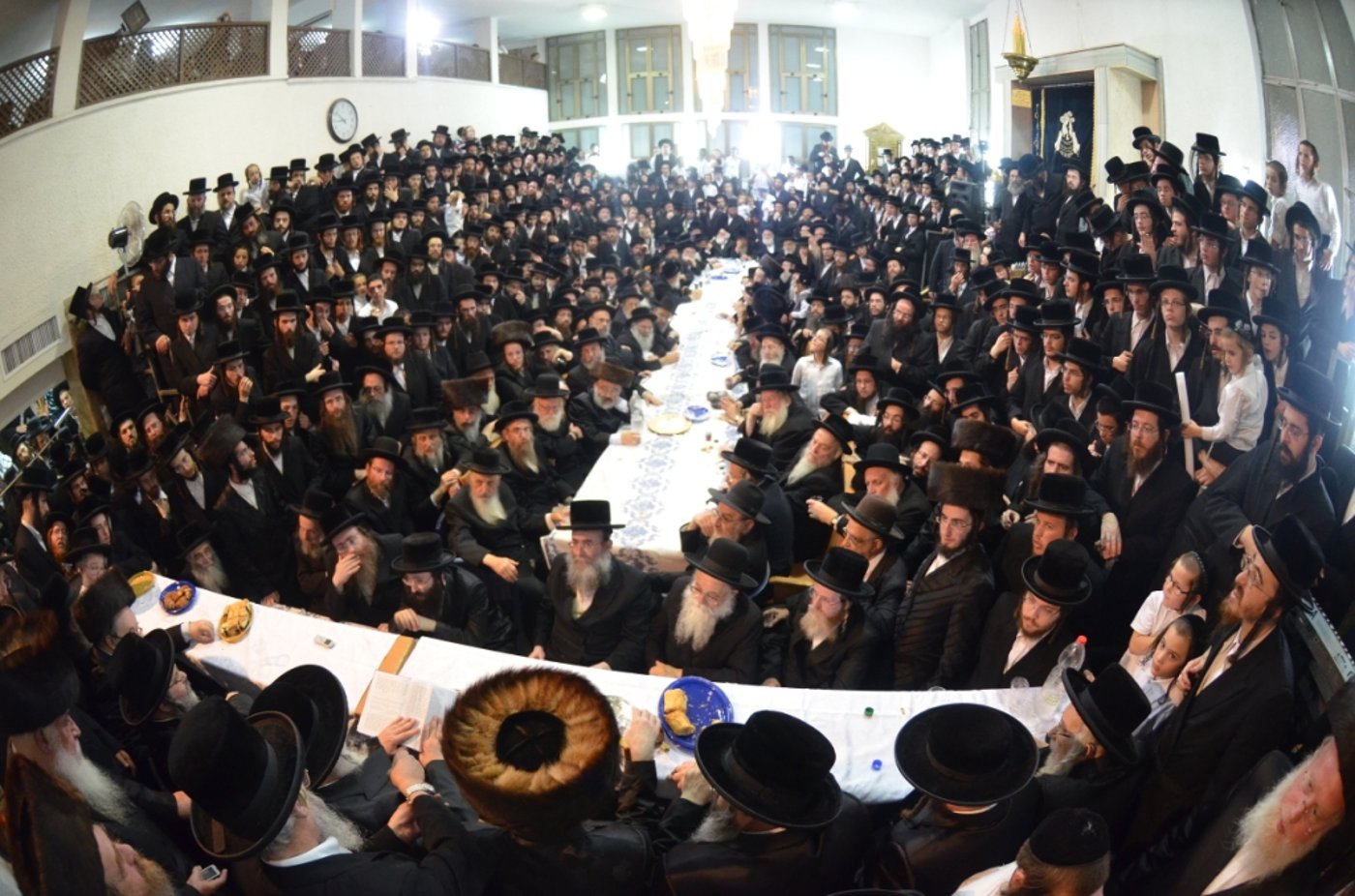גלריה: הכנסת ספר תורה לביהמ"ד צאנז בבני ברק