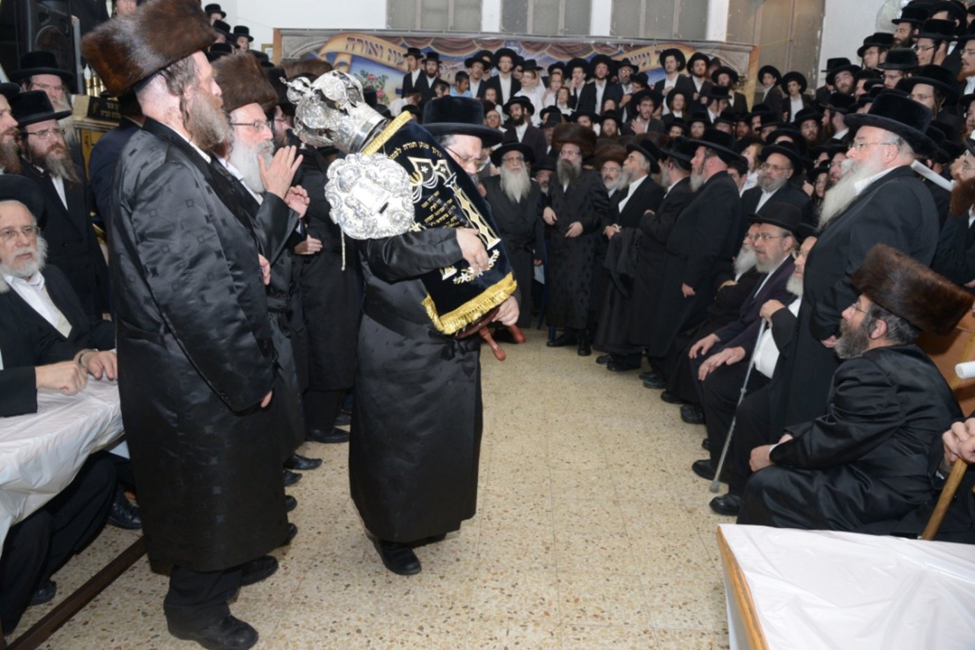 גלריה: הכנסת ספר תורה לביהמ"ד צאנז בבני ברק