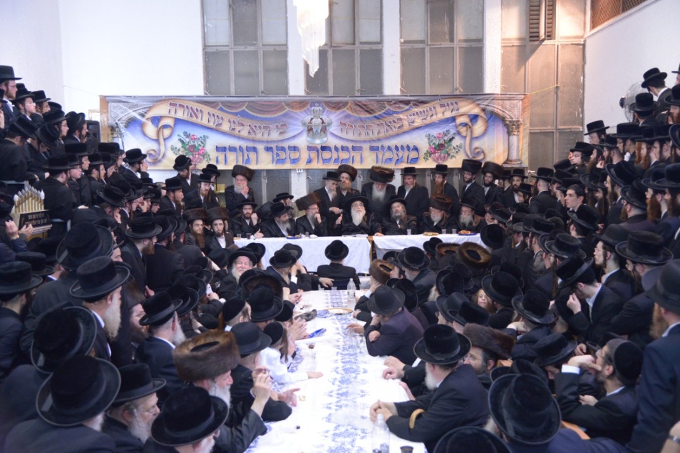 גלריה: הכנסת ספר תורה לביהמ"ד צאנז בבני ברק