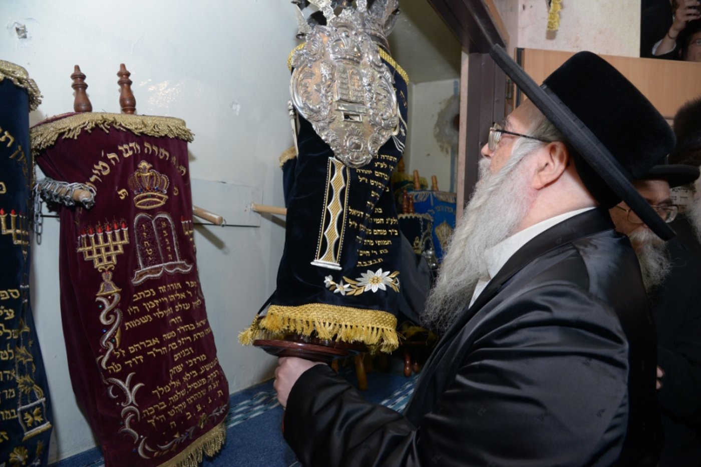 גלריה: הכנסת ספר תורה לביהמ"ד צאנז בבני ברק