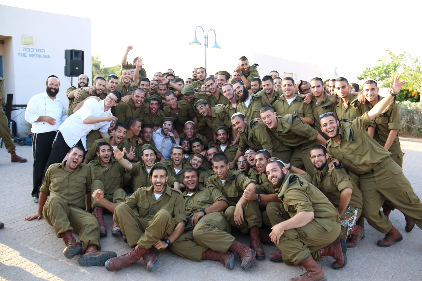 בצל הלחימה: ליפא שמעלצר שר לחיילים חרדים
