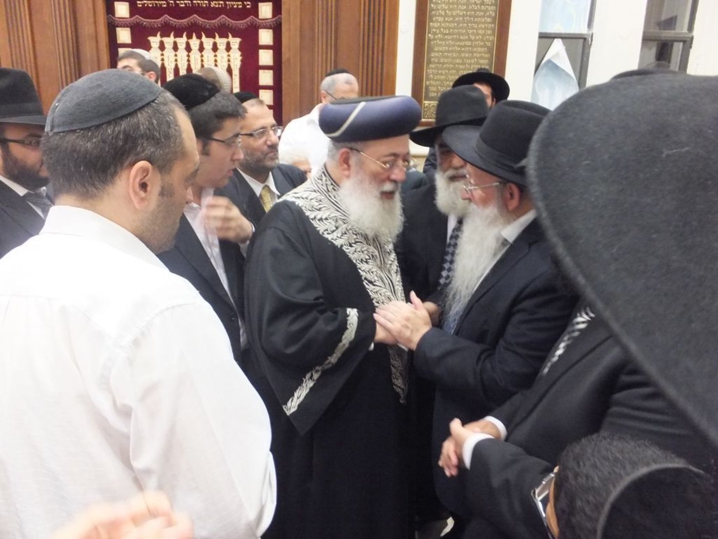 גלריה: הרב עמאר בהכנסת ספר תורה