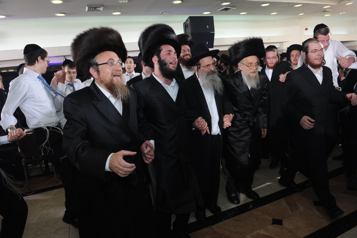 הרב הירשמן חיתן, מאות חגגו • צפו