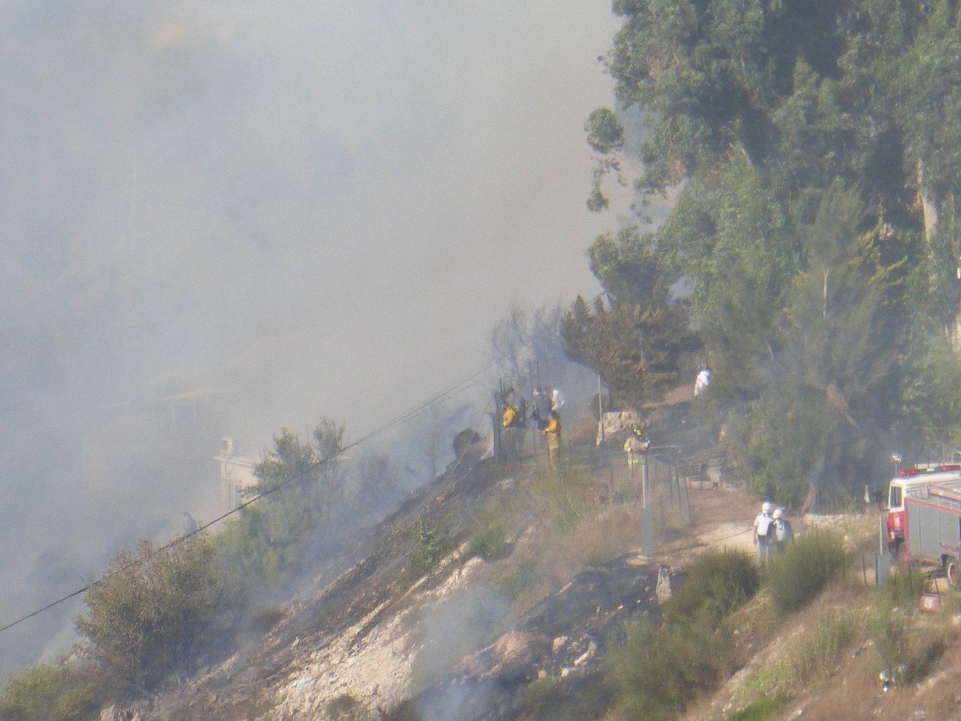 מטרים מהבית: צפו בשריפה בשכונת רוממה הירושלמית