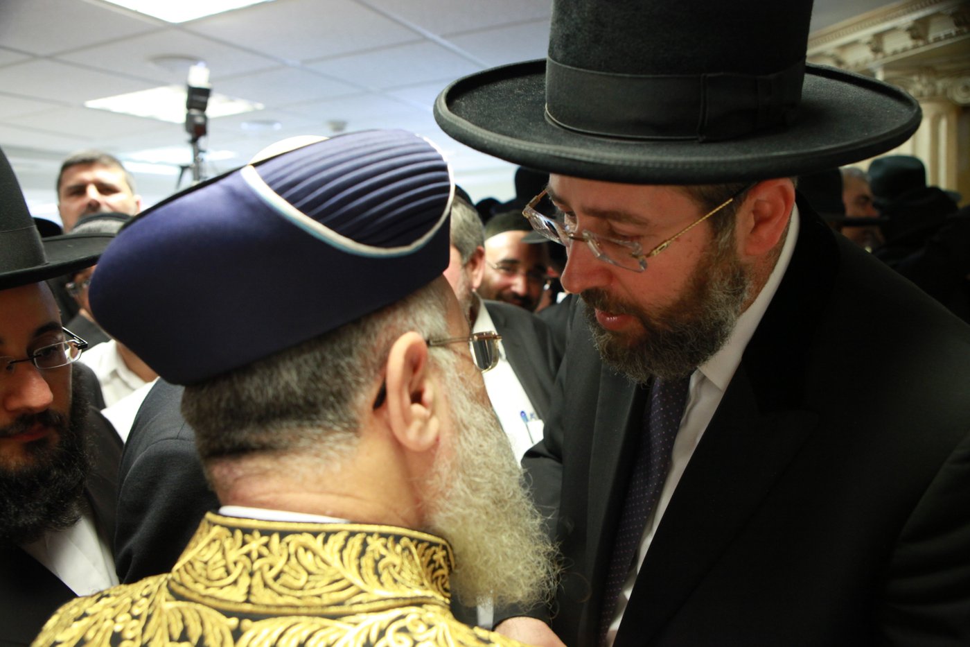 מי ישב סנדק? צפו ב"עימות" בין הרב יצחק יוסף לרב משה יוסף
