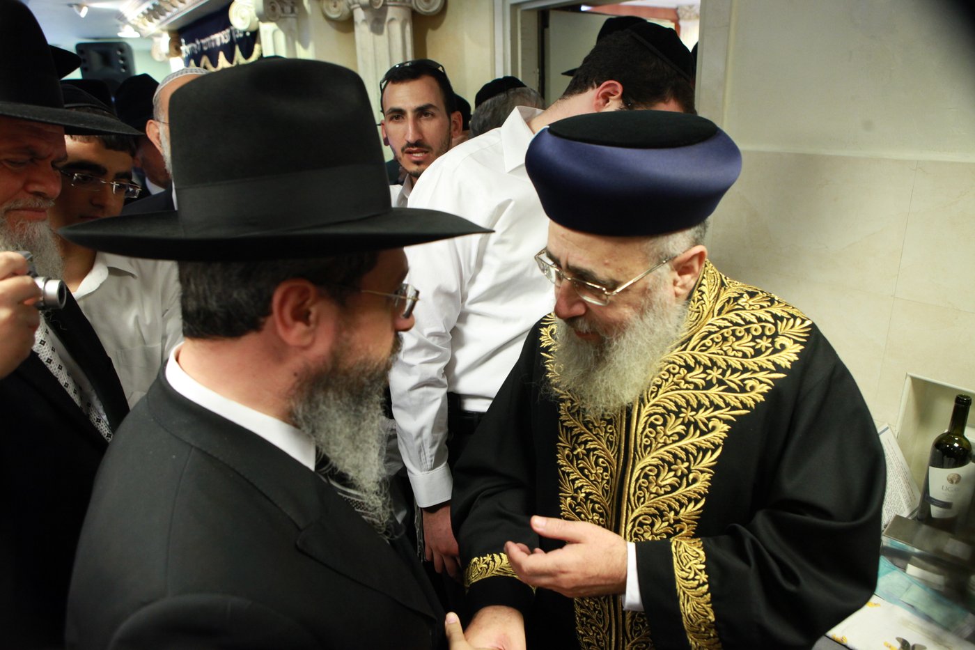 מי ישב סנדק? צפו ב"עימות" בין הרב יצחק יוסף לרב משה יוסף