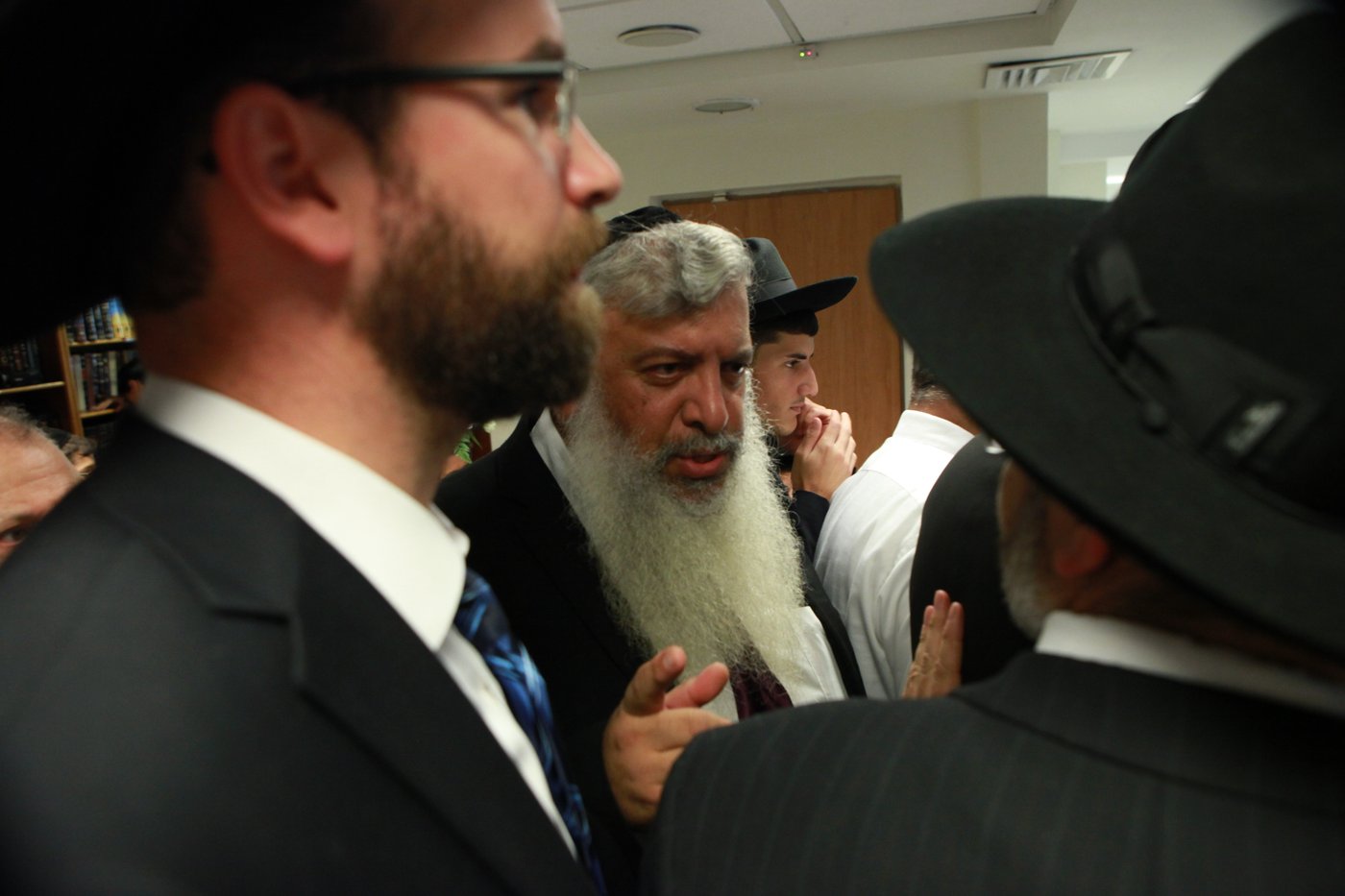 מי ישב סנדק? צפו ב"עימות" בין הרב יצחק יוסף לרב משה יוסף
