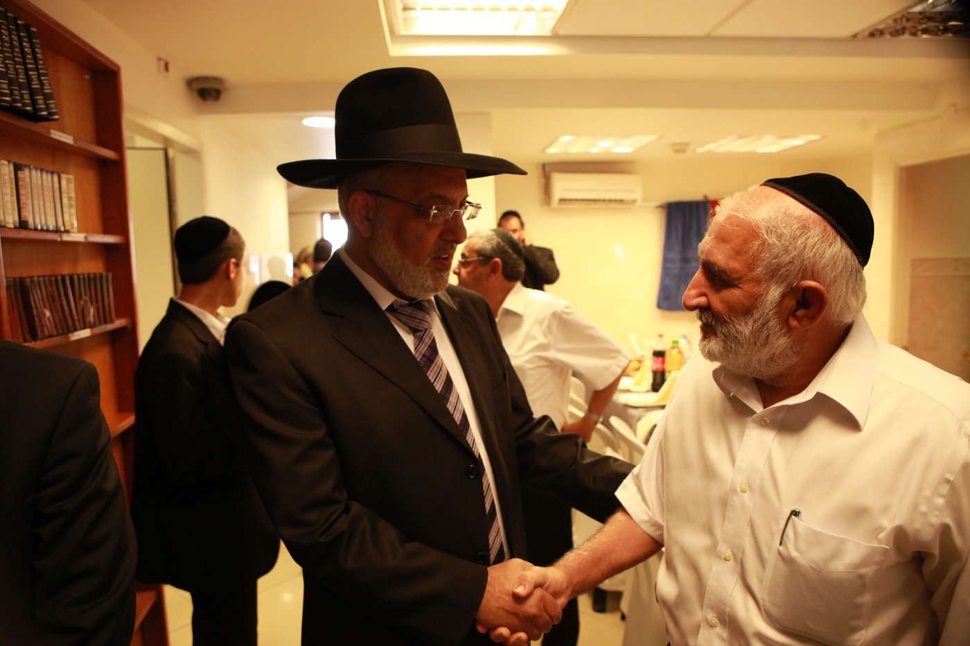 מי ישב סנדק? צפו ב"עימות" בין הרב יצחק יוסף לרב משה יוסף