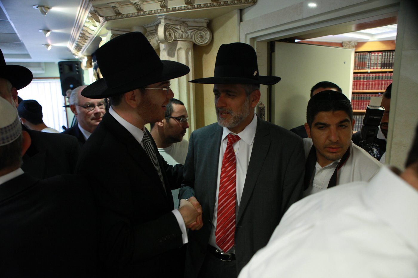 מי ישב סנדק? צפו ב"עימות" בין הרב יצחק יוסף לרב משה יוסף
