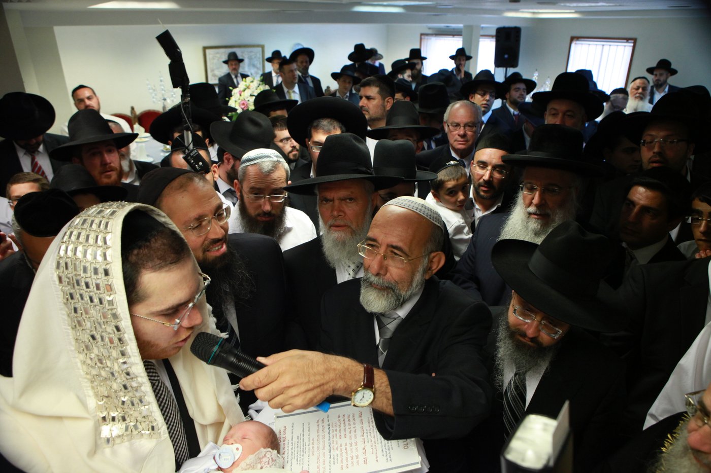 מי ישב סנדק? צפו ב"עימות" בין הרב יצחק יוסף לרב משה יוסף