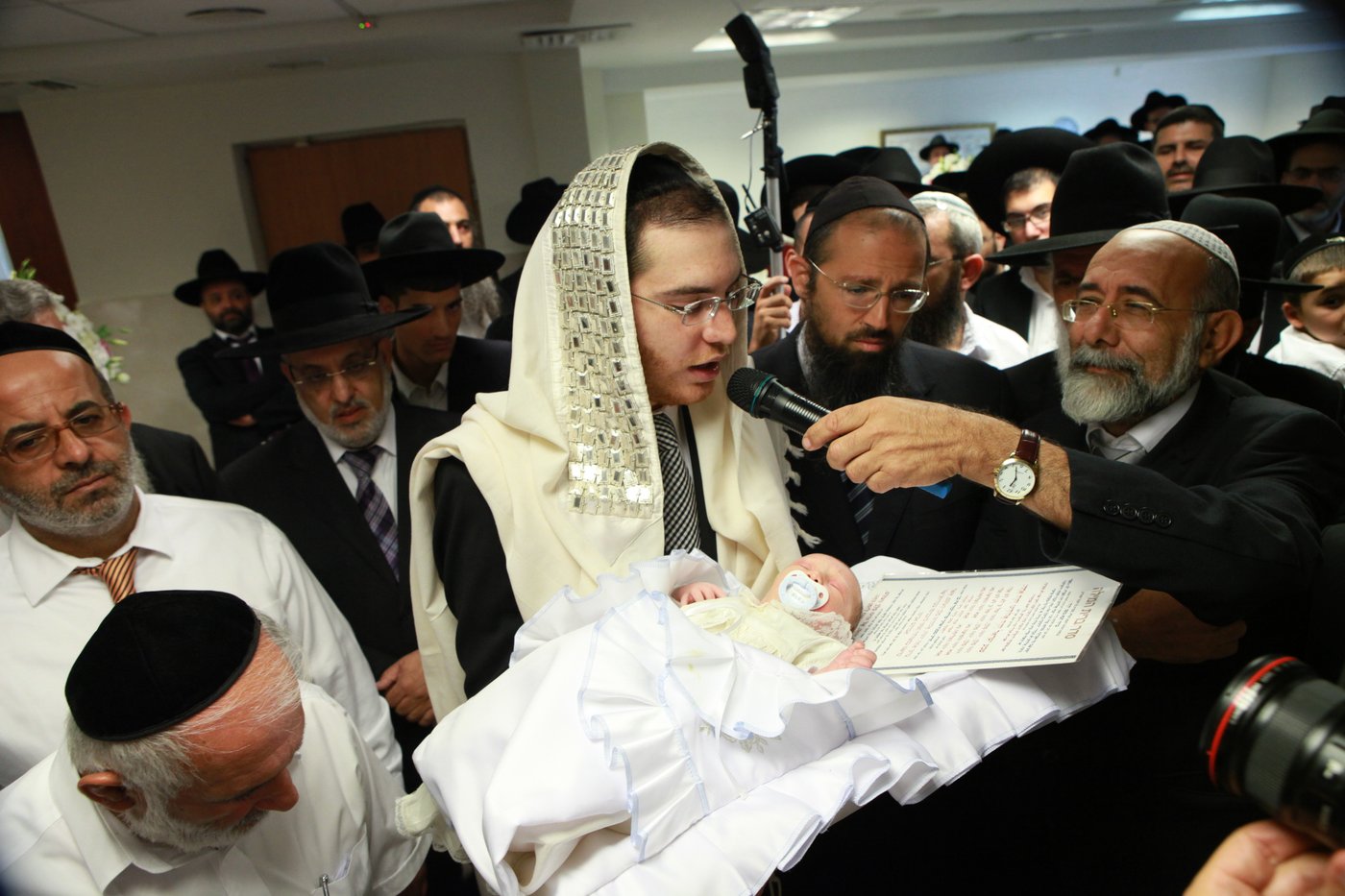 מי ישב סנדק? צפו ב"עימות" בין הרב יצחק יוסף לרב משה יוסף