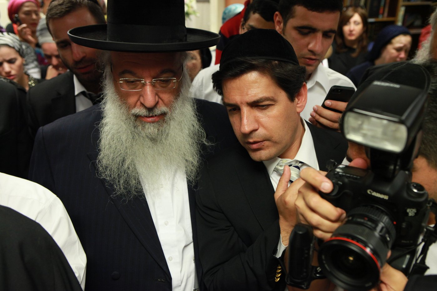 מי ישב סנדק? צפו ב"עימות" בין הרב יצחק יוסף לרב משה יוסף