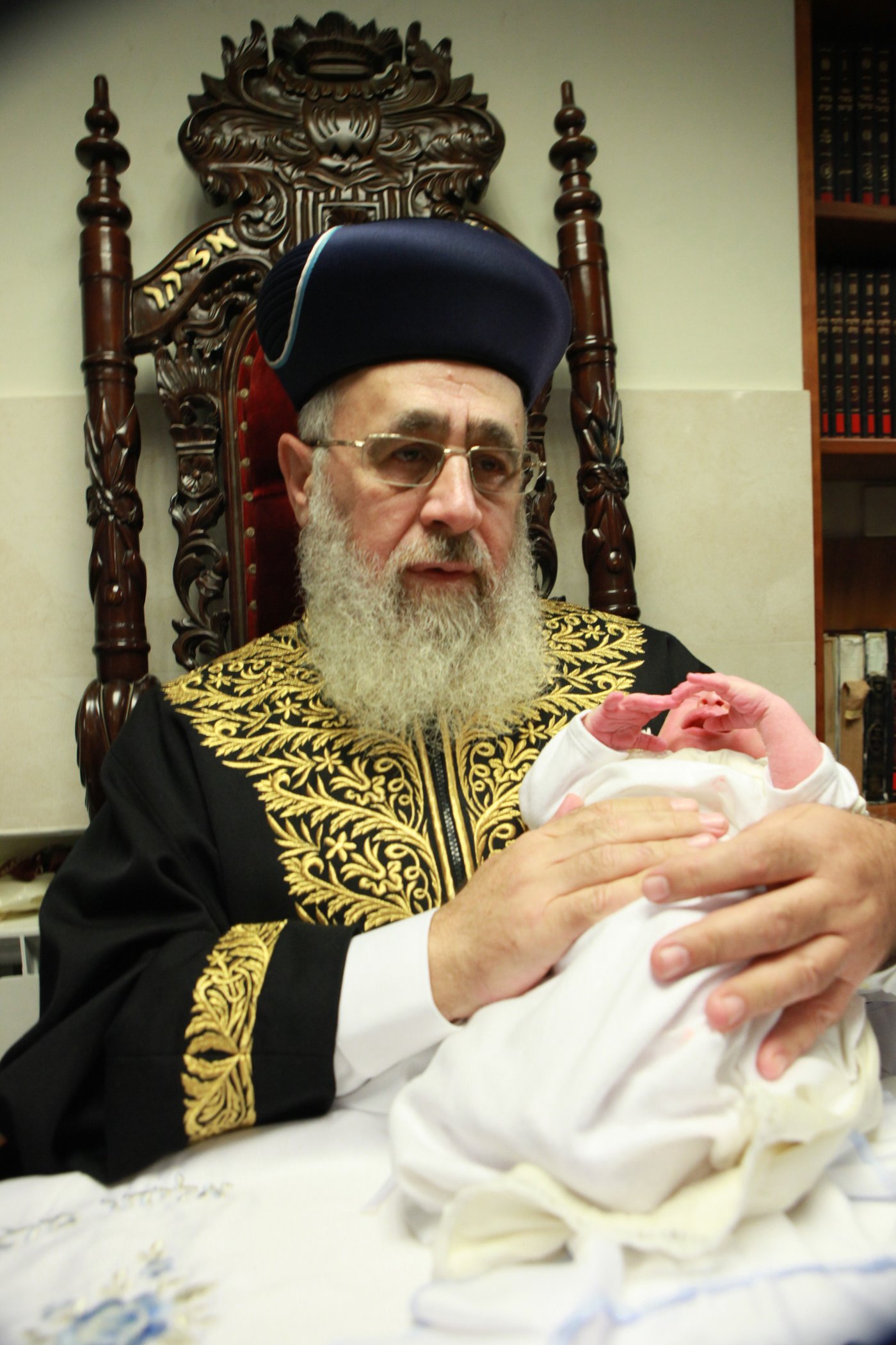 מי ישב סנדק? צפו ב"עימות" בין הרב יצחק יוסף לרב משה יוסף