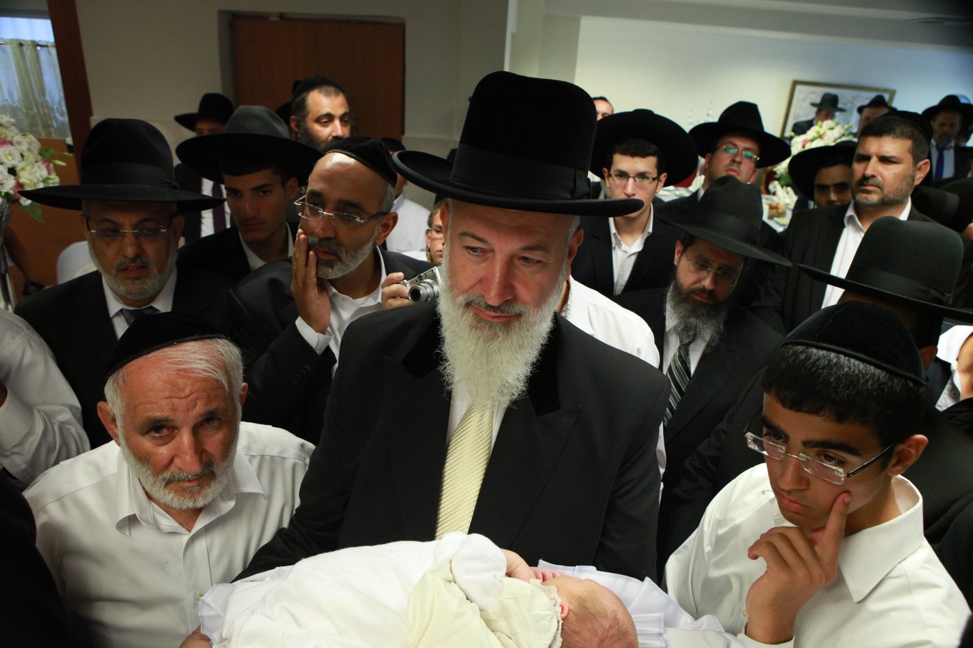 מי ישב סנדק? צפו ב"עימות" בין הרב יצחק יוסף לרב משה יוסף