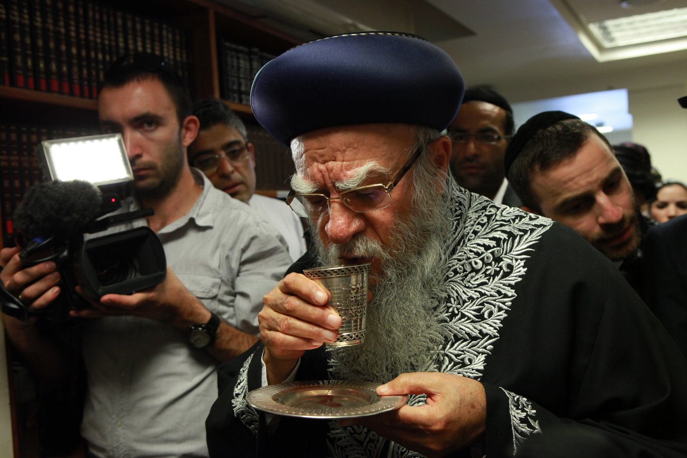 מי ישב סנדק? צפו ב"עימות" בין הרב יצחק יוסף לרב משה יוסף