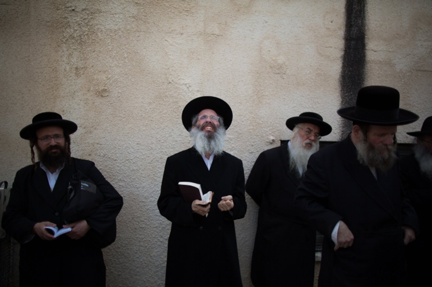 תיעוד: הפגנת 70 זקני 'העדה' נגד ההתייצבות