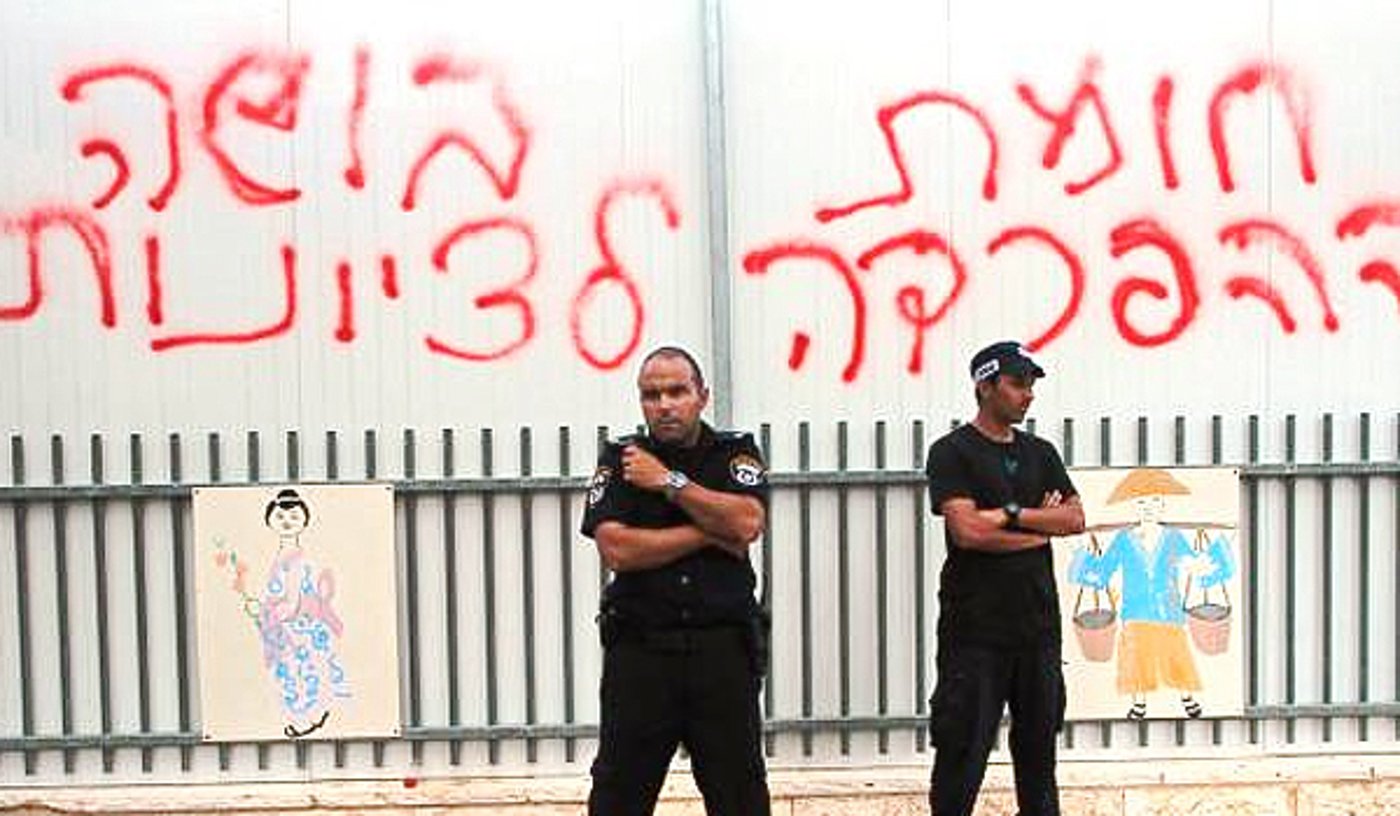 שוטרים בכניסה למתחם בית הספר בבית שמש