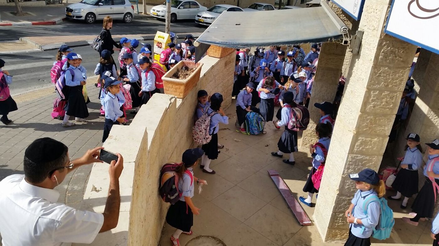בלי חמלה: עשרות ילדות נזרקו מהכיתות אל הרחוב