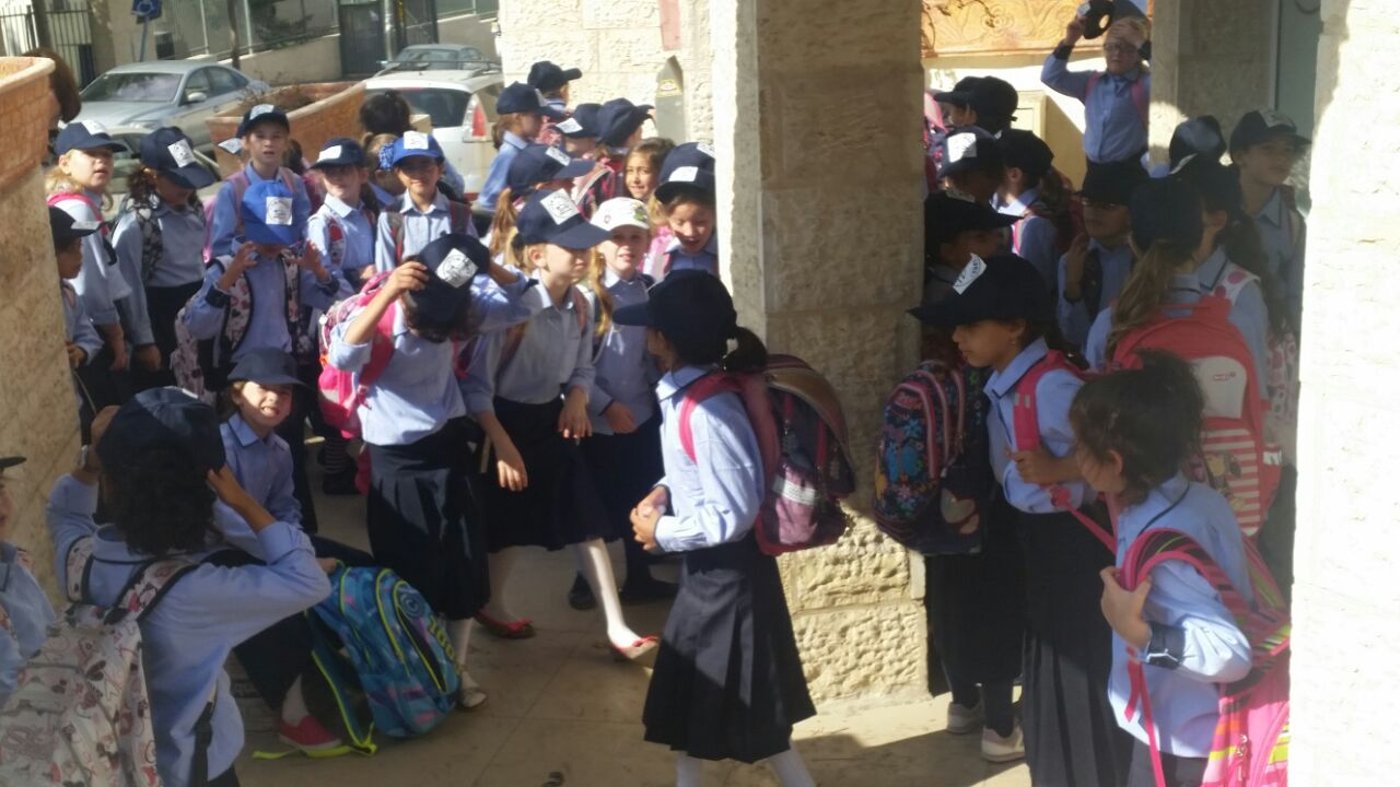 בלי חמלה: עשרות ילדות נזרקו מהכיתות אל הרחוב