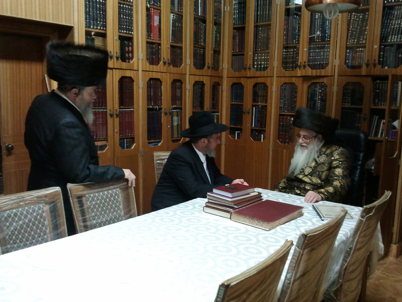 האדמו"ר מצאנז עם הרב קלמן בר