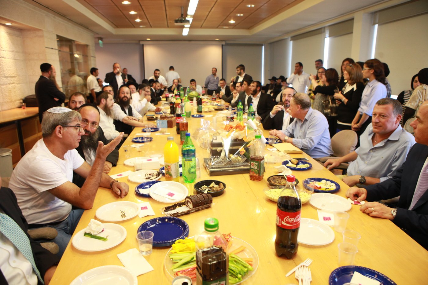 סגן ראש העיר ירושלים צביקה כהן חגג יום הולדת בלשכתו בעירייה