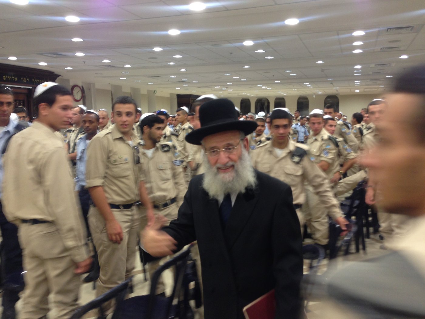 חצות לילה: מאות אנשי חיל האוויר בסליחות בישיבת "אור החיים"