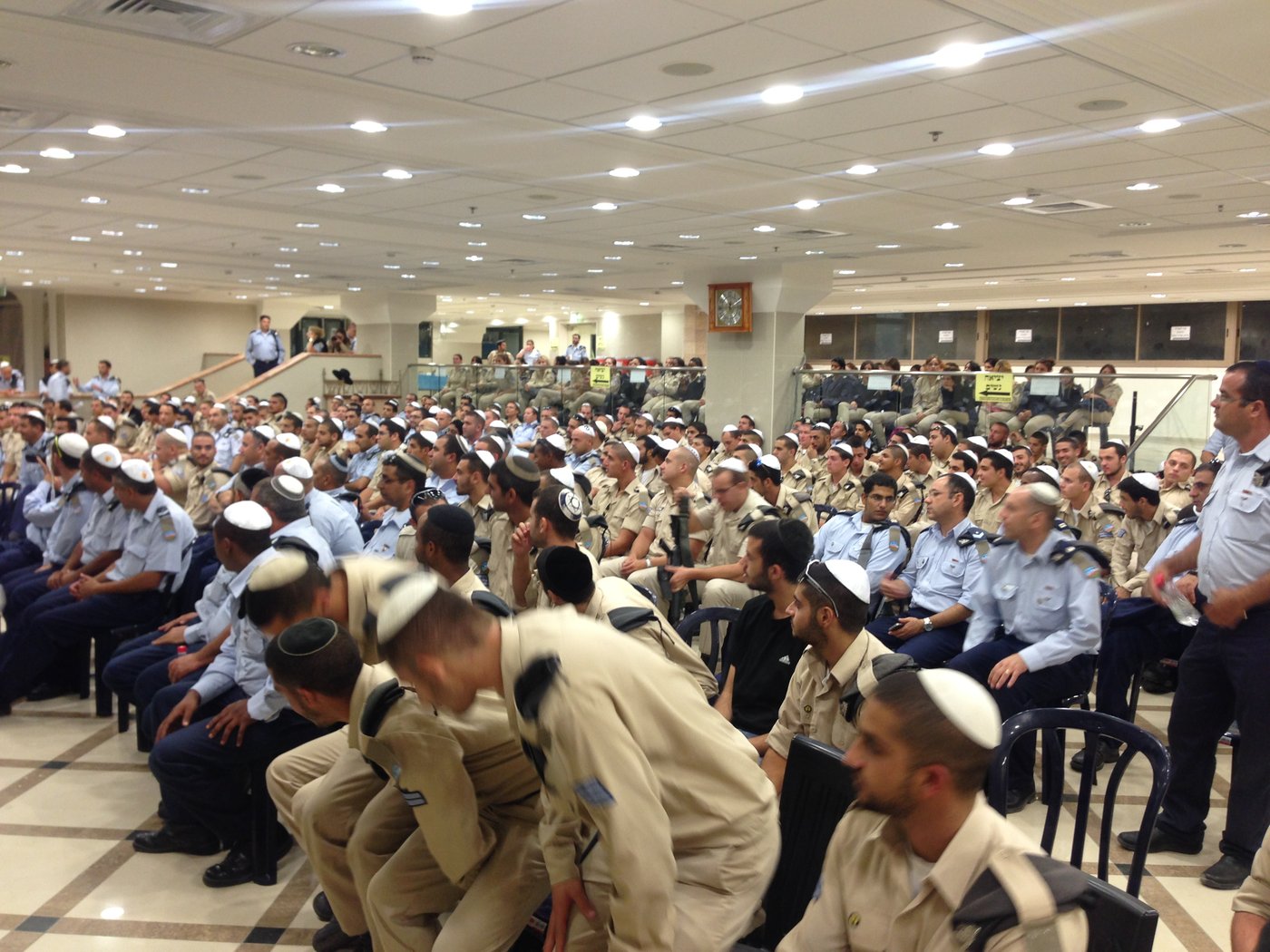 חצות לילה: מאות אנשי חיל האוויר בסליחות בישיבת "אור החיים"