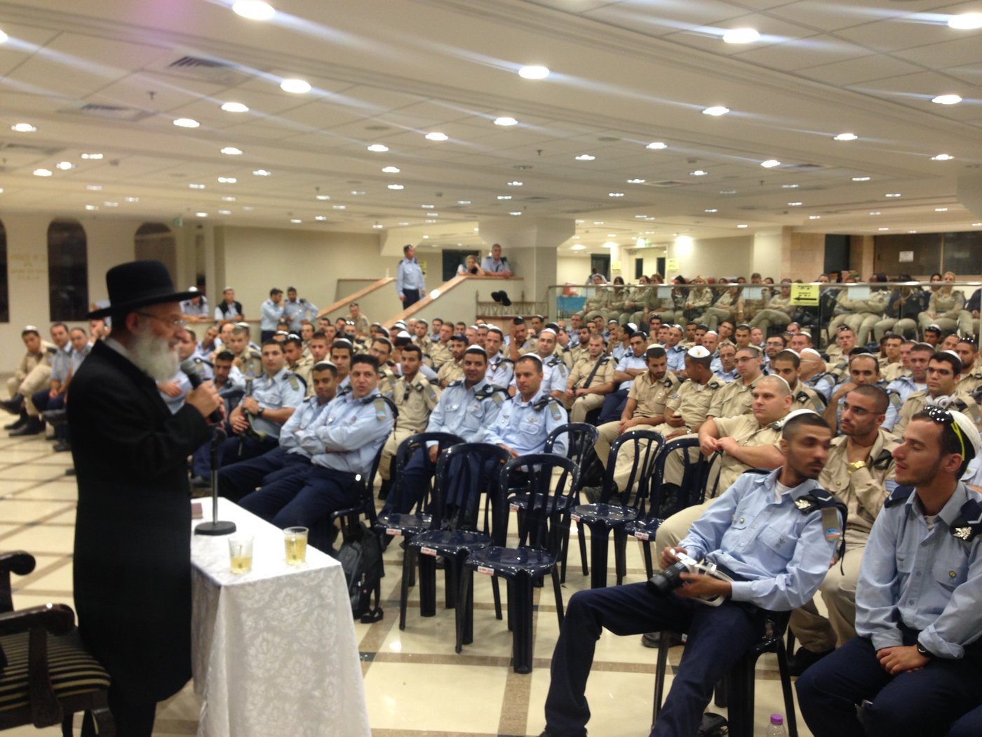 חצות לילה: מאות אנשי חיל האוויר בסליחות בישיבת "אור החיים"