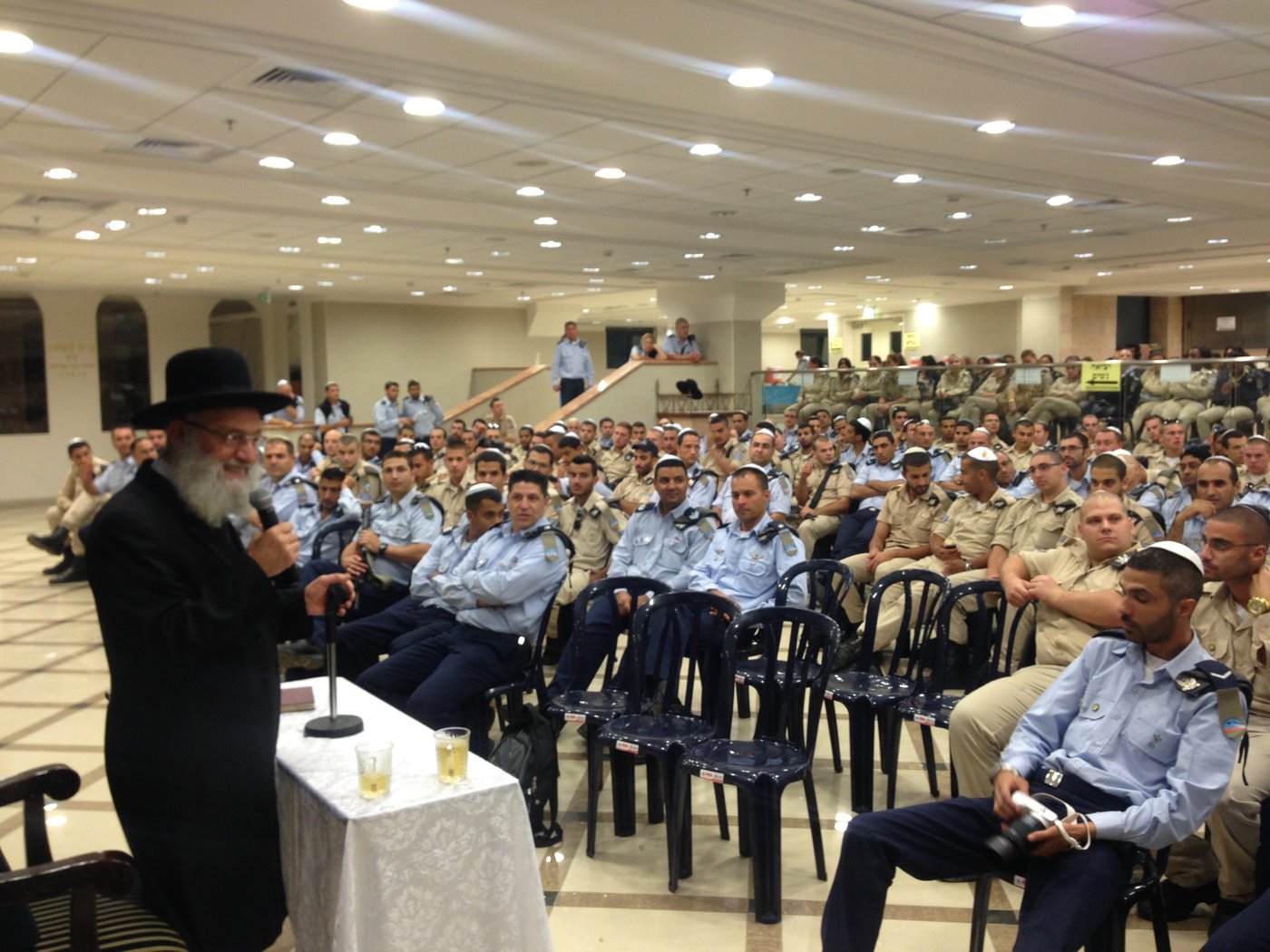 חצות לילה: מאות אנשי חיל האוויר בסליחות בישיבת "אור החיים"