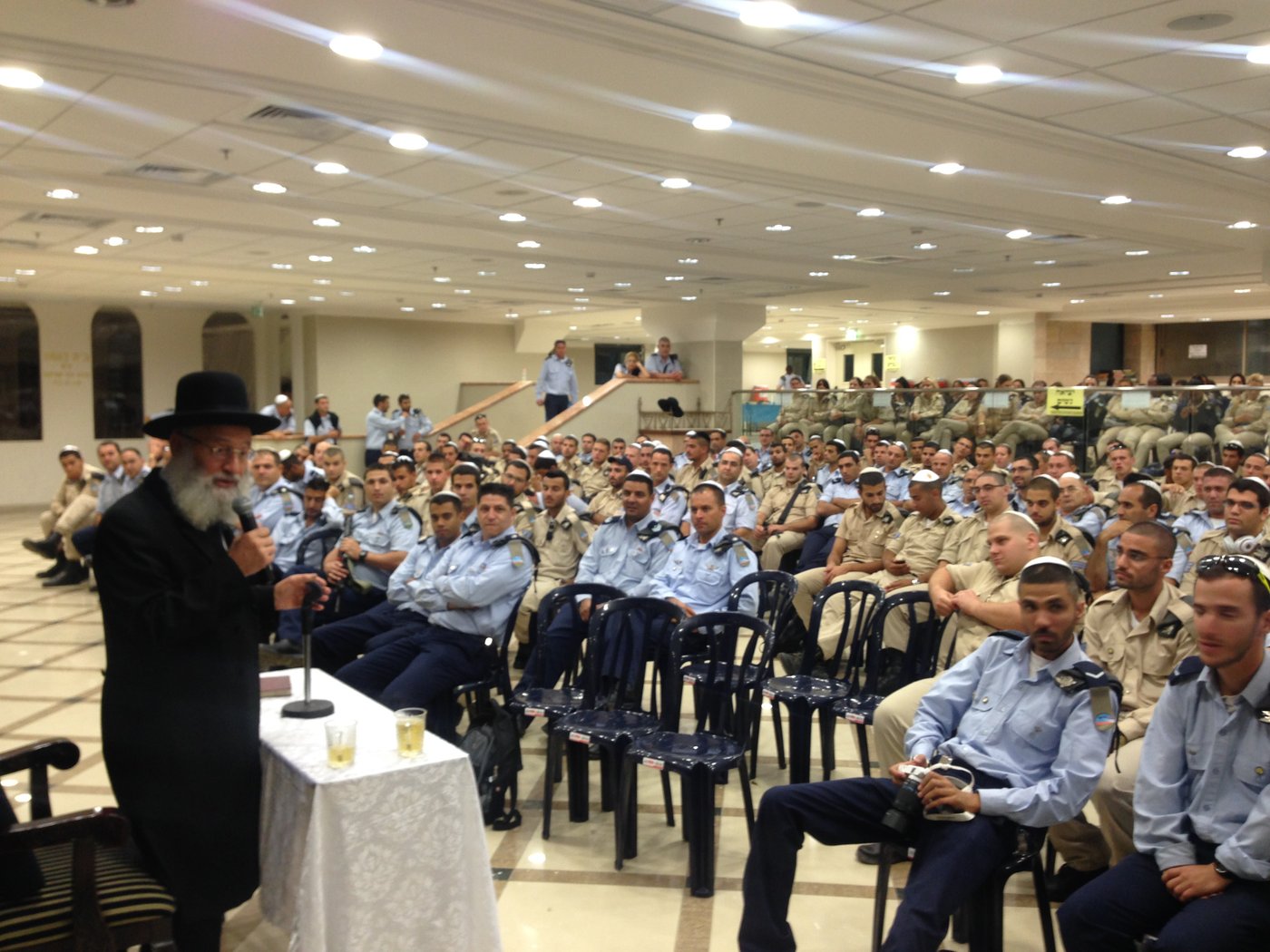 חצות לילה: מאות אנשי חיל האוויר בסליחות בישיבת "אור החיים"