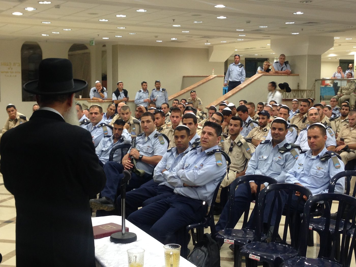 חצות לילה: מאות אנשי חיל האוויר בסליחות בישיבת "אור החיים"