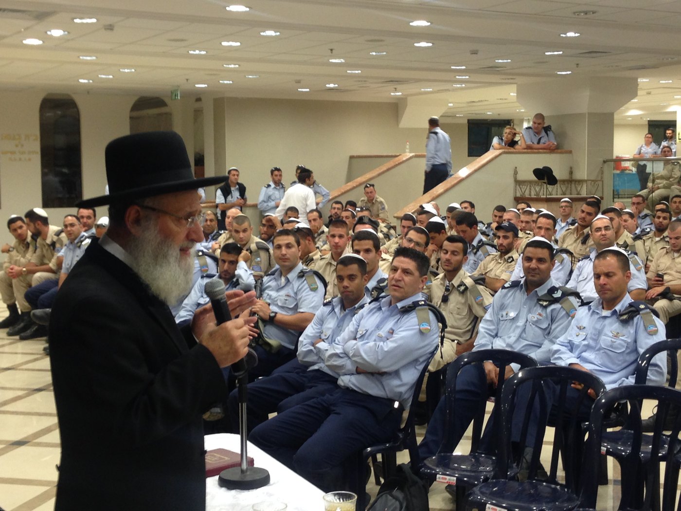 חצות לילה: מאות אנשי חיל האוויר בסליחות בישיבת "אור החיים"