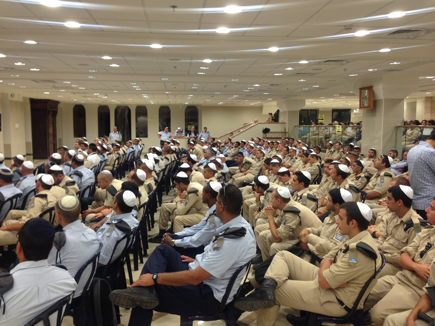 חצות לילה: מאות אנשי חיל האוויר בסליחות בישיבת "אור החיים"