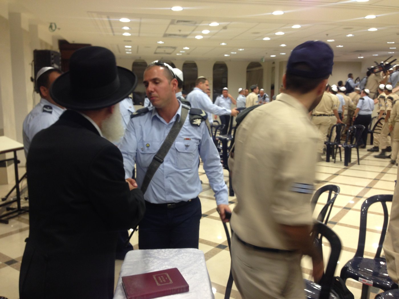 חצות לילה: מאות אנשי חיל האוויר בסליחות בישיבת "אור החיים"