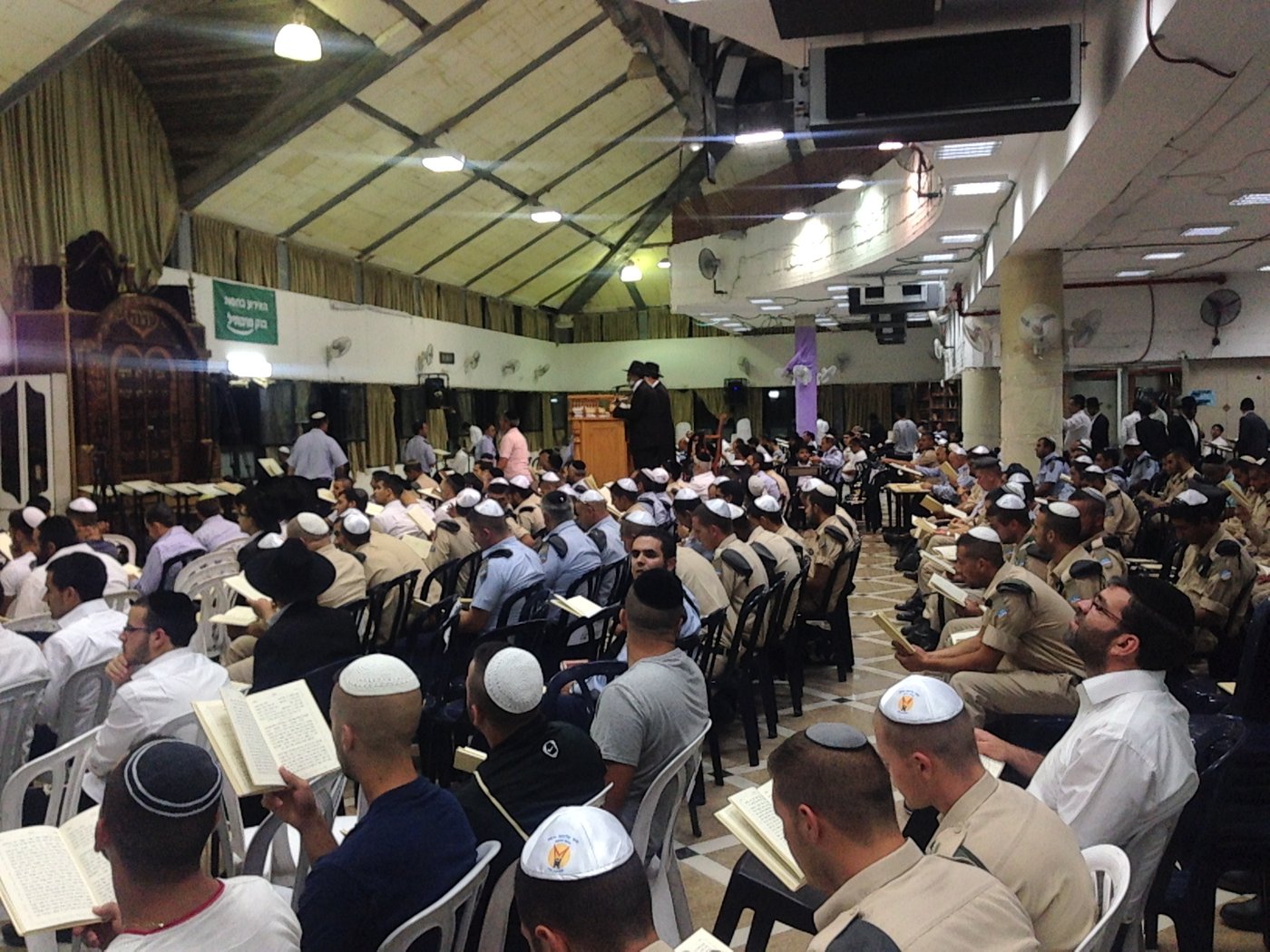 חצות לילה: מאות אנשי חיל האוויר בסליחות בישיבת "אור החיים"