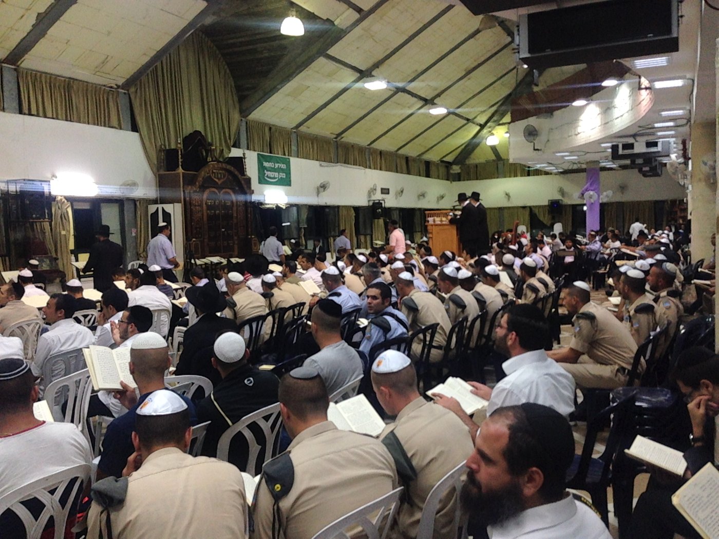 חצות לילה: מאות אנשי חיל האוויר בסליחות בישיבת "אור החיים"