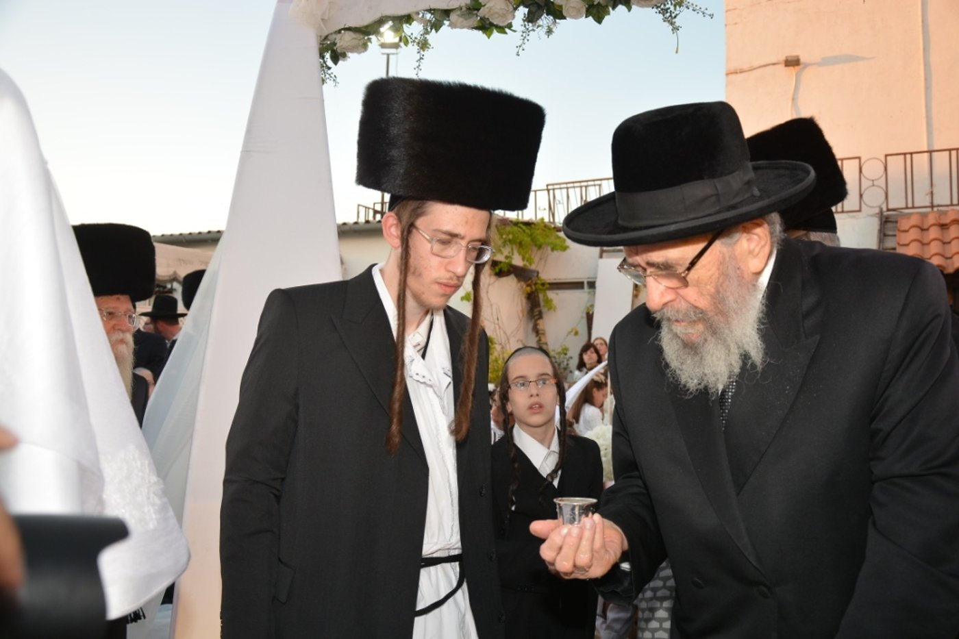 גלריה: חנוך זייברט חיתן, כולם התייצבו לאחל מזל טוב