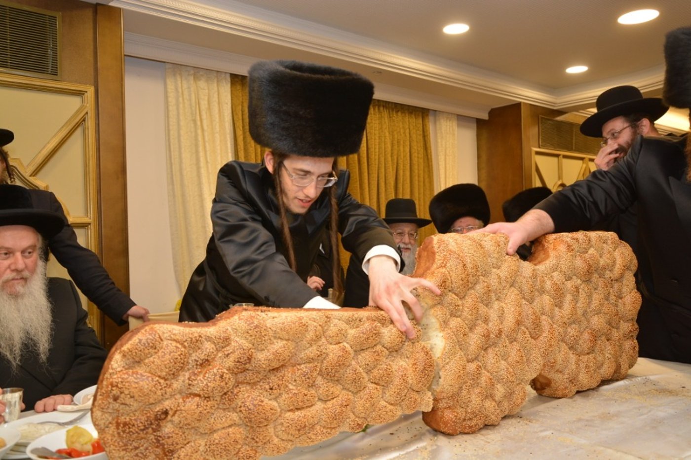 גלריה: חנוך זייברט חיתן, כולם התייצבו לאחל מזל טוב