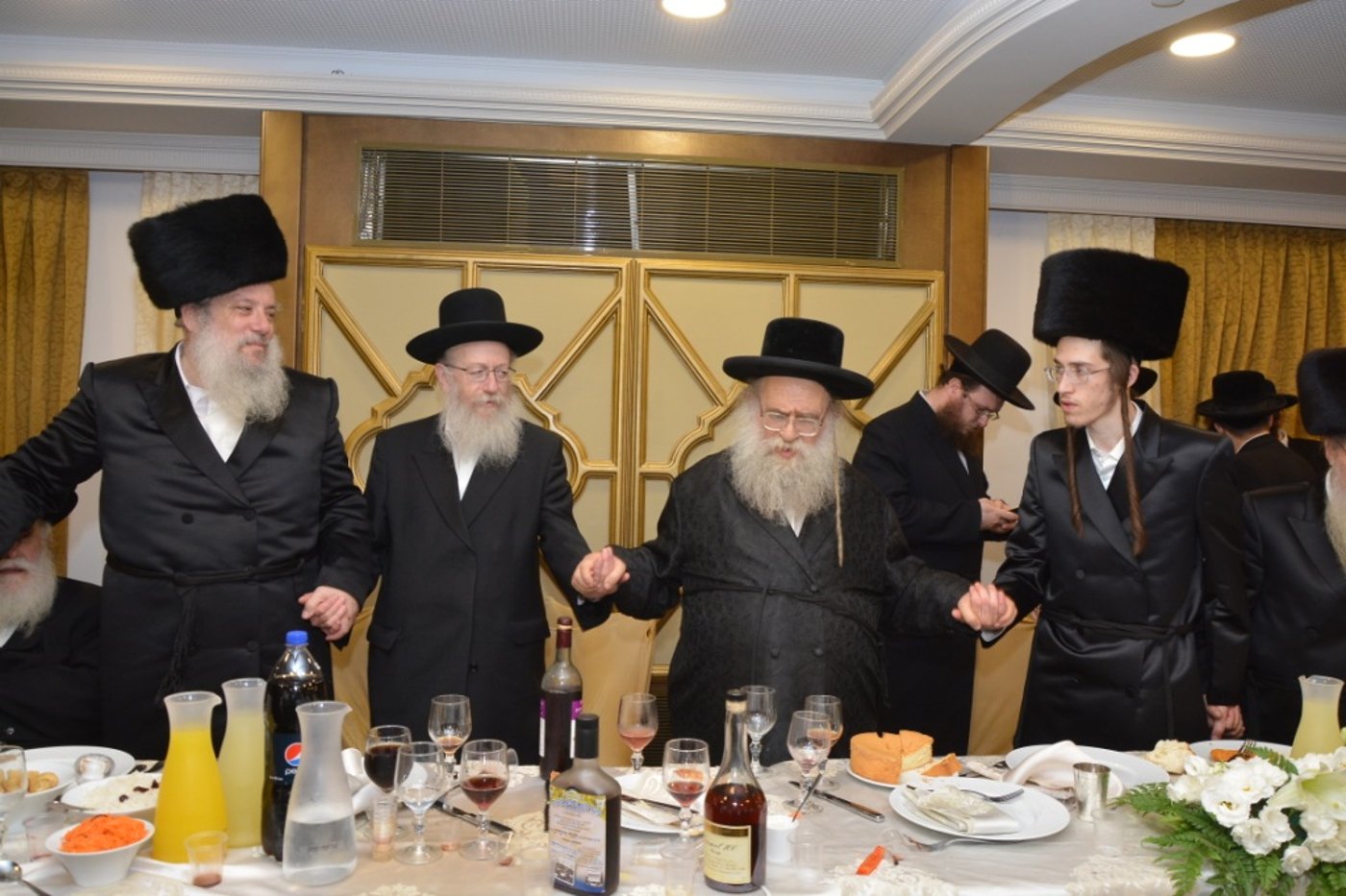גלריה: חנוך זייברט חיתן, כולם התייצבו לאחל מזל טוב
