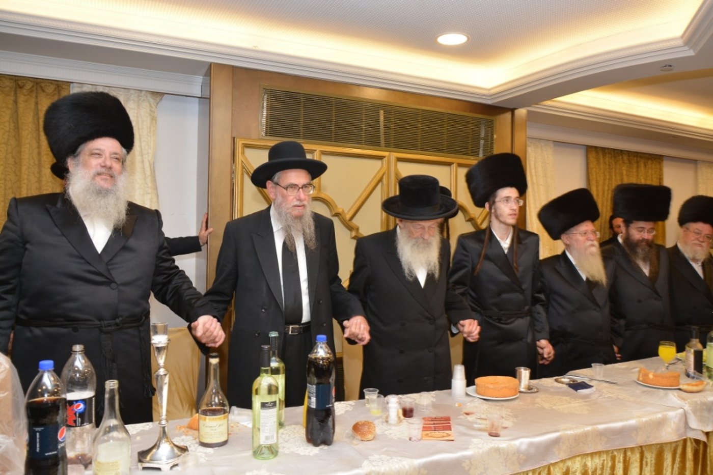 גלריה: חנוך זייברט חיתן, כולם התייצבו לאחל מזל טוב