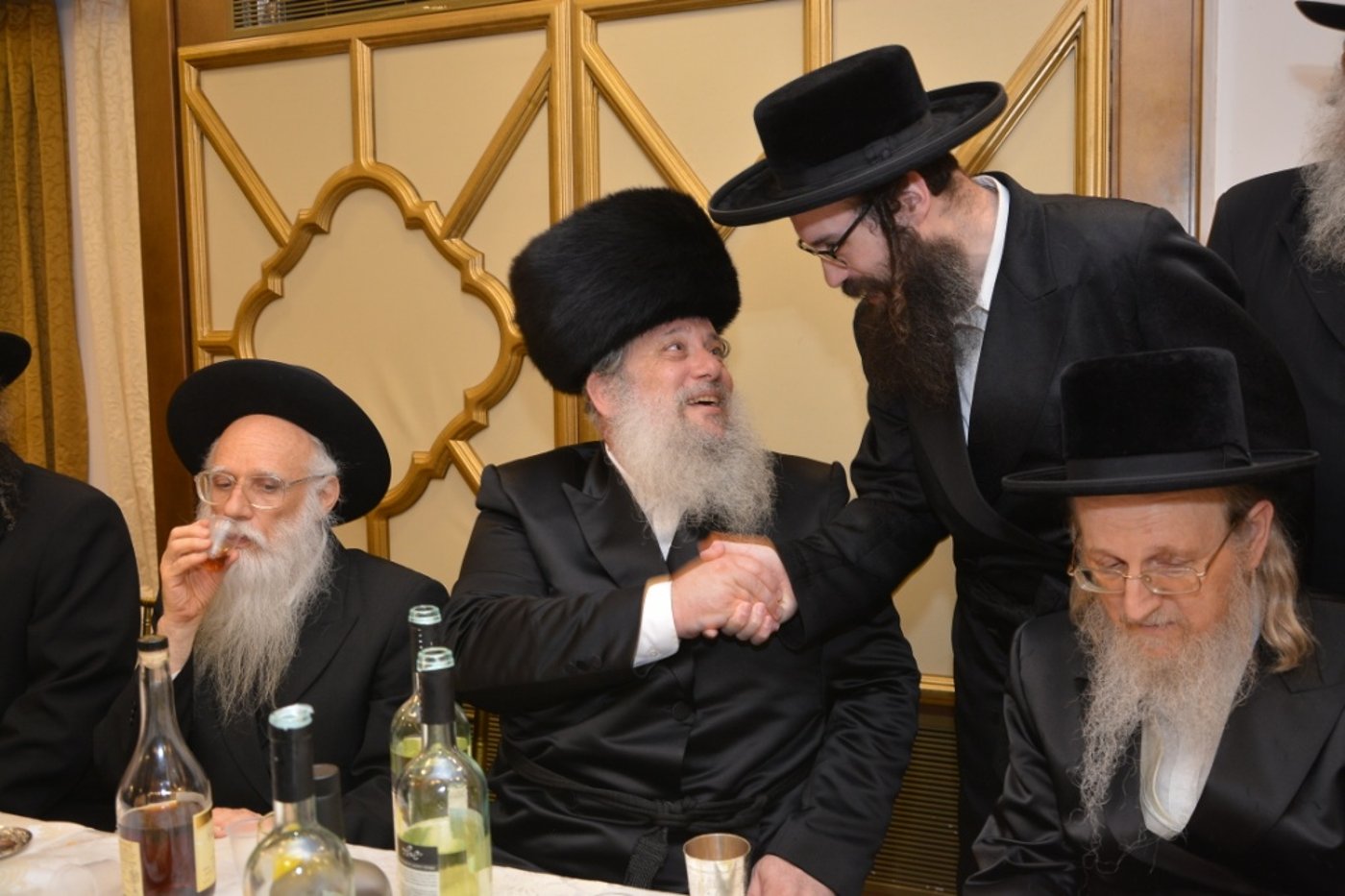 גלריה: חנוך זייברט חיתן, כולם התייצבו לאחל מזל טוב