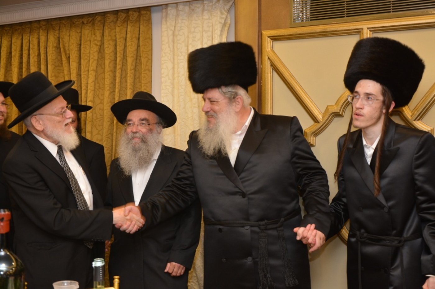 גלריה: חנוך זייברט חיתן, כולם התייצבו לאחל מזל טוב